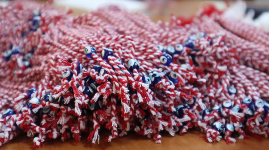 Her yıl binlerce insan bekliyor: Y&uuml;zyıllık Balkan geleneği 'marteni&ccedil;ka' 