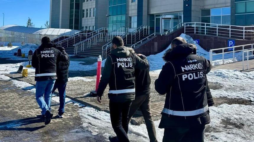 Kars&rsquo;ta uyuşturucu operasyonu: 3 tutuklama