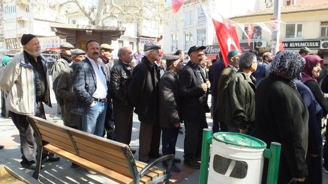 Burhaniye’de Muhsin Yazıcıoğlu için lokma hayrı düzenlendi