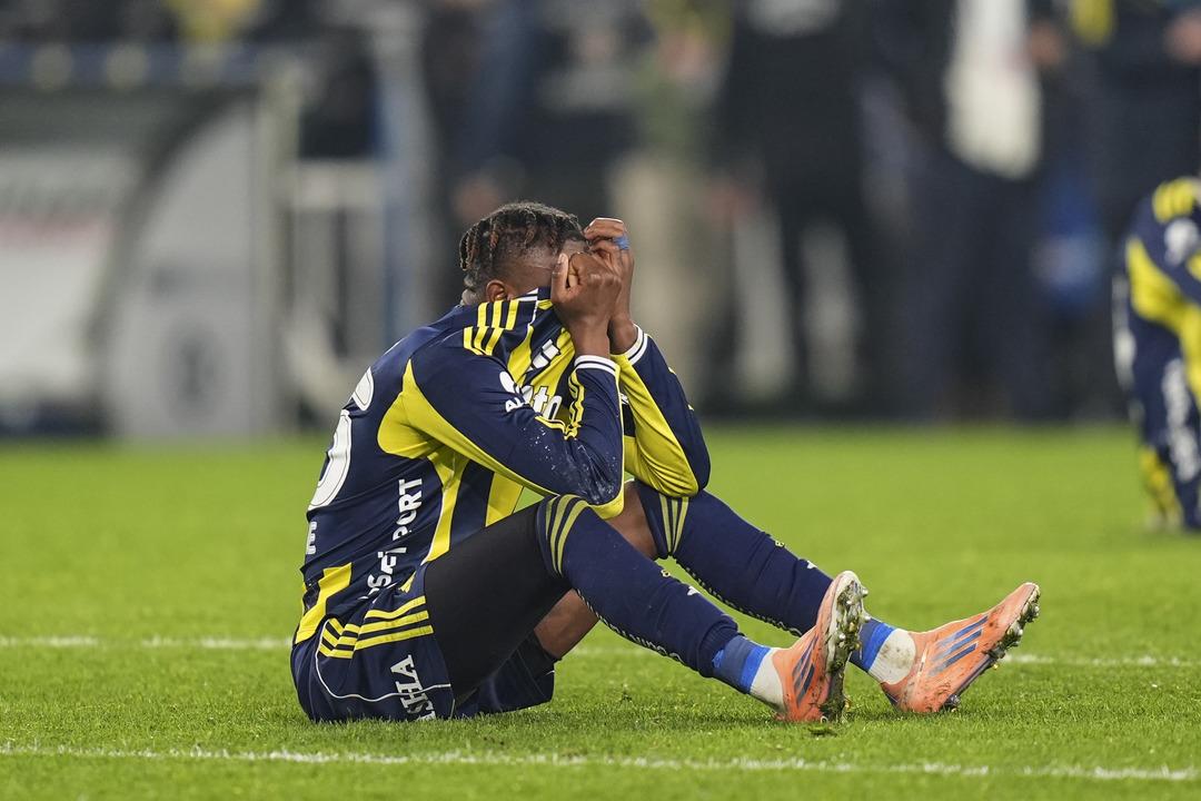 Fenerbah&ccedil;e'nin puan kaybı sonrası demediğini bırakmadı! "Kazanmalıydın gerisi hikaye"