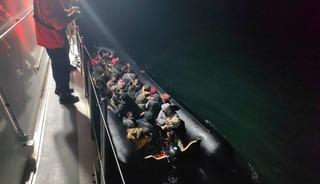 İzmir a&ccedil;ıklarında 59 d&uuml;zensiz g&ouml;&ccedil;men yakalandı