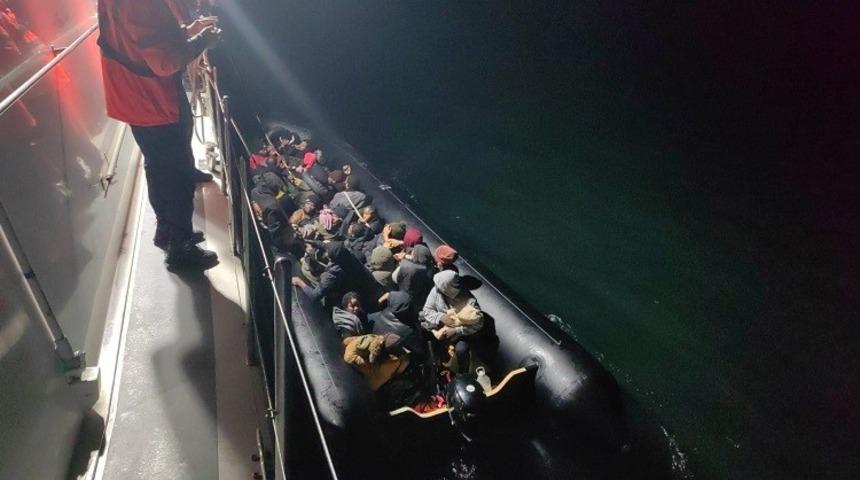 İzmir a&ccedil;ıklarında 59 d&uuml;zensiz g&ouml;&ccedil;men yakalandı