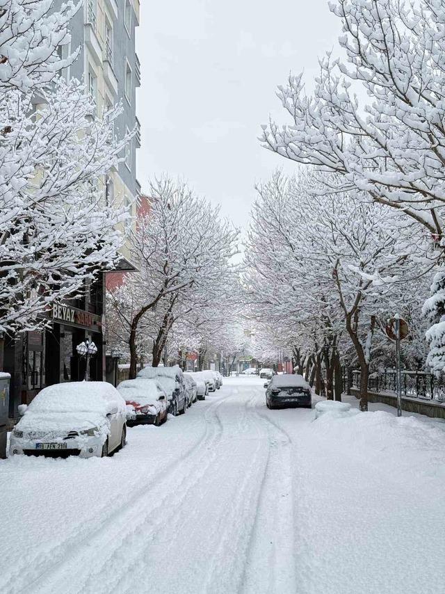 Patnos&rsquo;ta kar s&uuml;rprizi: İl&ccedil;e merkezine 40 cm kar yağdı 4