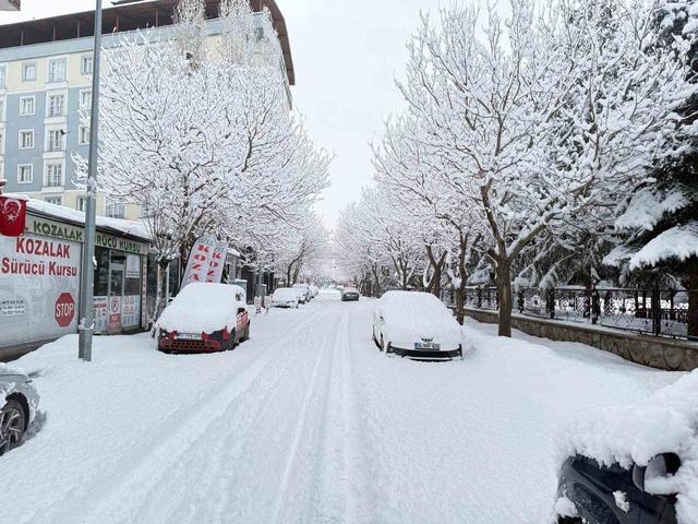 Patnos&rsquo;ta kar s&uuml;rprizi: İl&ccedil;e merkezine 40 cm kar yağdı 3