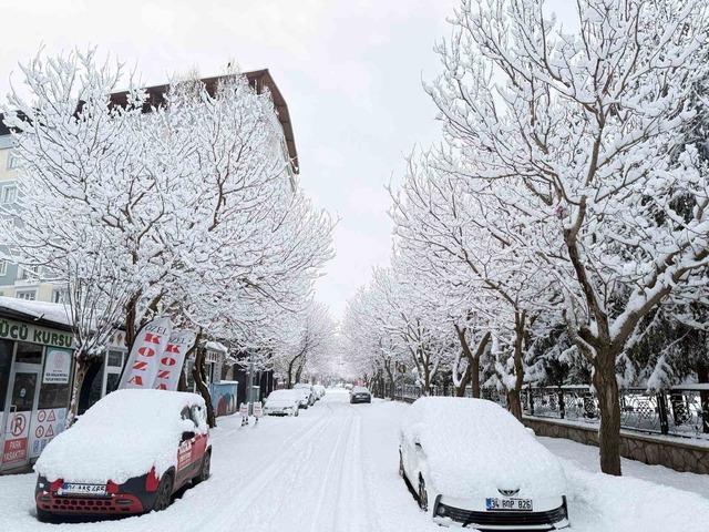 Patnos&rsquo;ta kar s&uuml;rprizi: İl&ccedil;e merkezine 40 cm kar yağdı 2