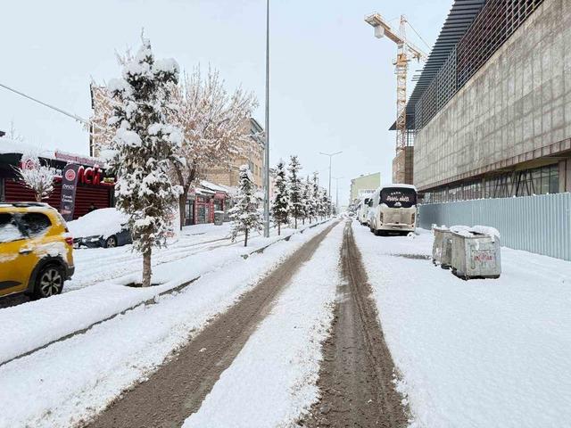 Patnos&rsquo;ta kar s&uuml;rprizi: İl&ccedil;e merkezine 40 cm kar yağdı 1