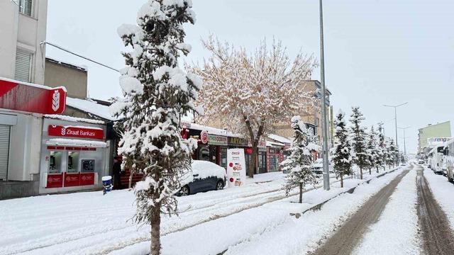 Patnos’ta kar sürprizi: İlçe merkezine 40 cm kar yağdı