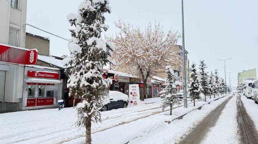 Patnos&rsquo;ta kar s&uuml;rprizi: İl&ccedil;e merkezine 40 cm kar yağdı