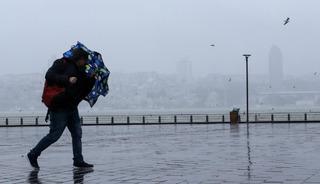 Meteoroloji İstanbul i&ccedil;in saat verdi! Sıcaklıklar d&uuml;şecek, yağış g&uuml;nlerce s&uuml;recek