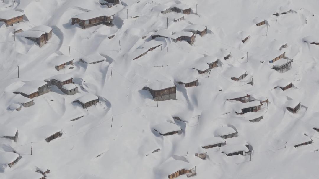 Evler kayboldu: 3 metrelik karın altında yaşam! Rize de şaşırtan g&ouml;r&uuml;nt&uuml; 2
