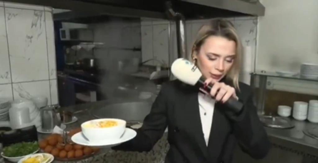 Kanal D muhabiri Kübra Aydın sakatat dükkanında zor anlar yaşadı! Neredeyse kusacaktı 3