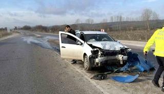 Otomobil ref&uuml;j başı y&ouml;n tabelasına &ccedil;arptı