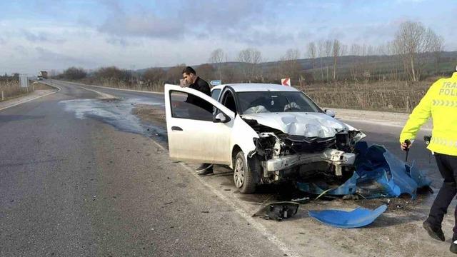 Otomobil refüj başı yön tabelasına çarptı