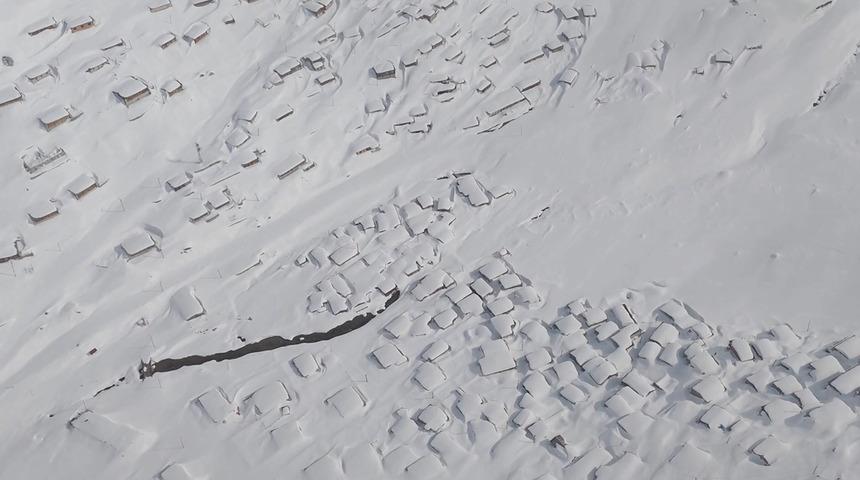 Evler kayboldu: 3 metrelik karın altında yaşam! Rize'de şaşırtan g&ouml;r&uuml;nt&uuml;