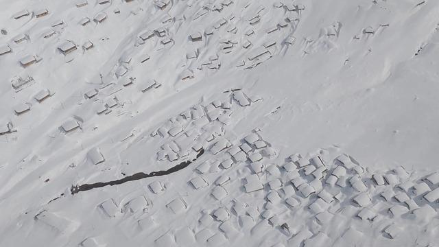 Evler kayboldu: 3 metrelik karın altında yaşam! Rize'de şaşırtan görüntü