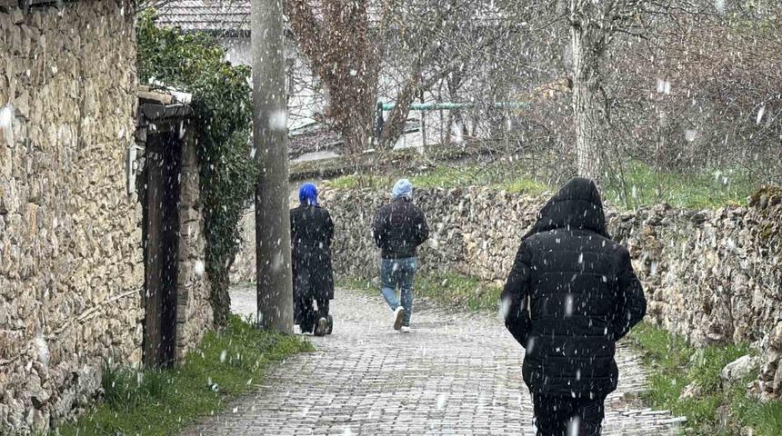 Karab&uuml;k&rsquo;&uuml;n y&uuml;ksek kesimlerinde kar yağışı yeniden başladı