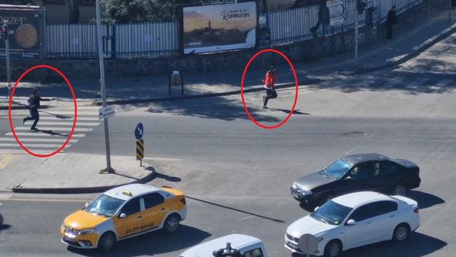 Silahını çıkartıp ateş ede ede husumetlisini kovaladı