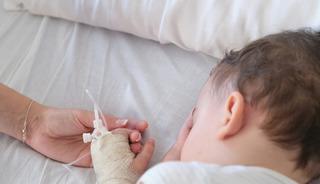 Doktorlar bile şok oldu! Covid'e yakalanan bebeğin v&uuml;cudu taş kesildi