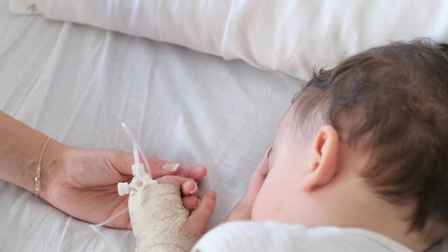 Doktorlar bile şok oldu! Covid'e yakalanan bebeğin vücudu taş kesildi