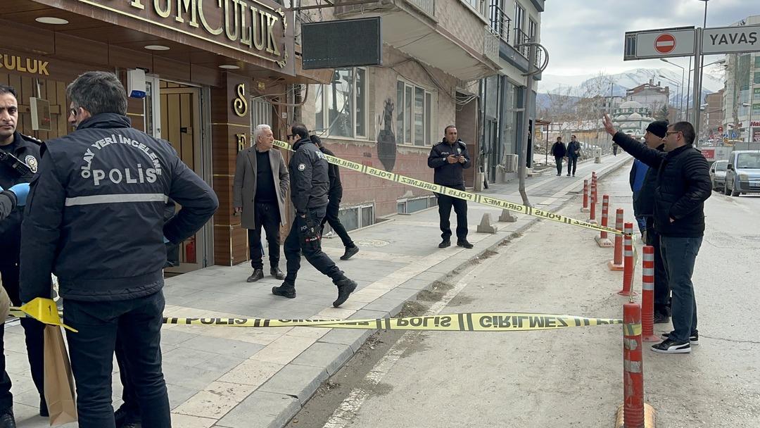 Malatya&rsquo;da kadın kuyumcuya silahlı soygun girişimi! Panik butonuyla kurtuldu 1