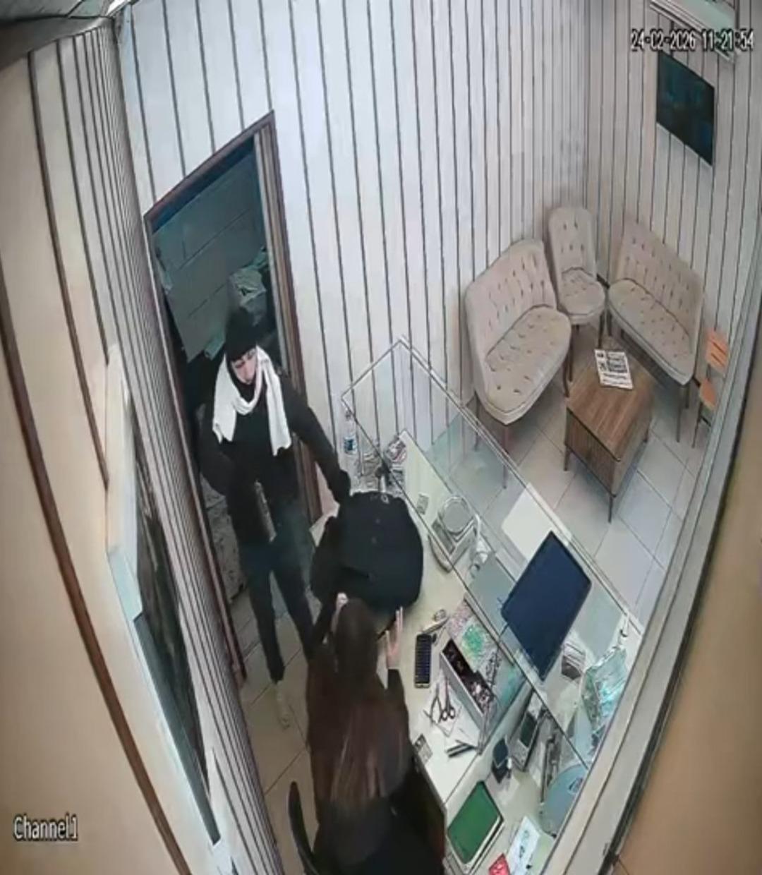 Malatya&rsquo;da kadın kuyumcuya silahlı soygun girişimi! Panik butonuyla kurtuldu 3