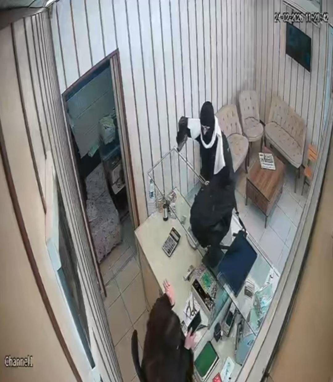 Malatya&rsquo;da kadın kuyumcuya silahlı soygun girişimi! Panik butonuyla kurtuldu 2