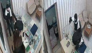 Kadın kuyumcuya g&uuml;peg&uuml;nd&uuml;z silahlı soygun girişimi!