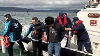 Bozcaada açıklarındaki gemide rahatsızlanan personeli Sahil Güvenlik ekibi tahliye etti