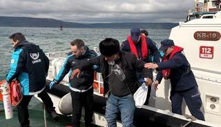 Bozcaada a&ccedil;ıklarındaki gemide rahatsızlanan personeli Sahil G&uuml;venlik ekibi tahliye etti