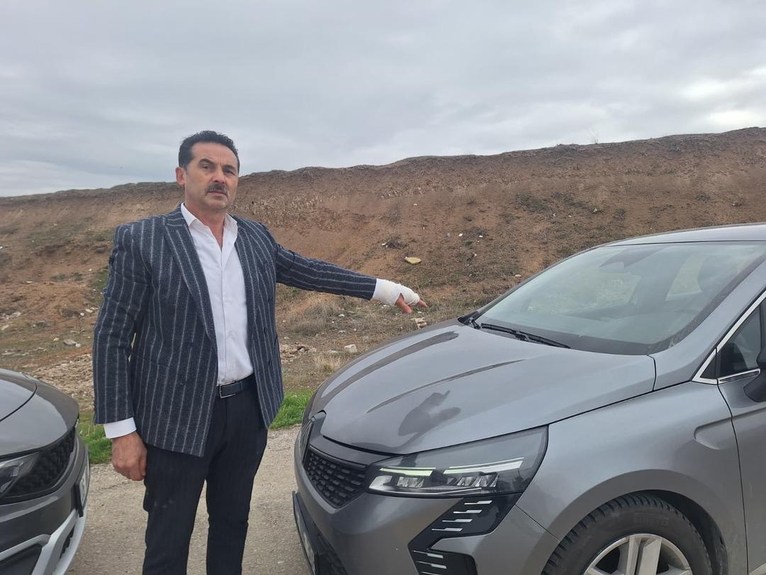 Trafik tartışmasında kaputta s&uuml;r&uuml;klendi: D&uuml;şs&uuml;n diye zikzak &ccedil;izdi 2