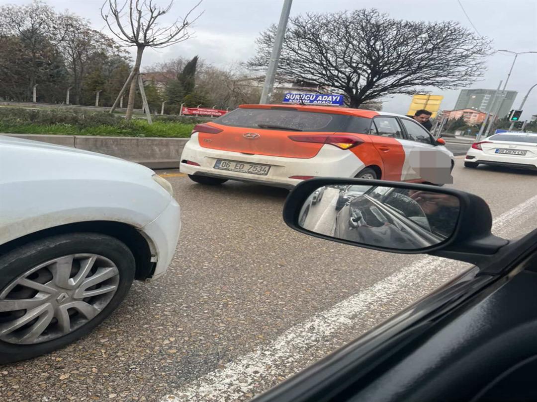 Trafik tartışmasında kaputta s&uuml;r&uuml;klendi: D&uuml;şs&uuml;n diye zikzak &ccedil;izdi 1