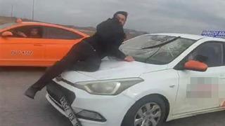 Son dakika: Trafik tartışmasında kaputta s&uuml;r&uuml;klendi: D&uuml;şs&uuml;n diye zikzak &ccedil;izdi