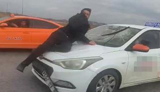 Trafik tartışmasında kaputta s&uuml;r&uuml;klendi