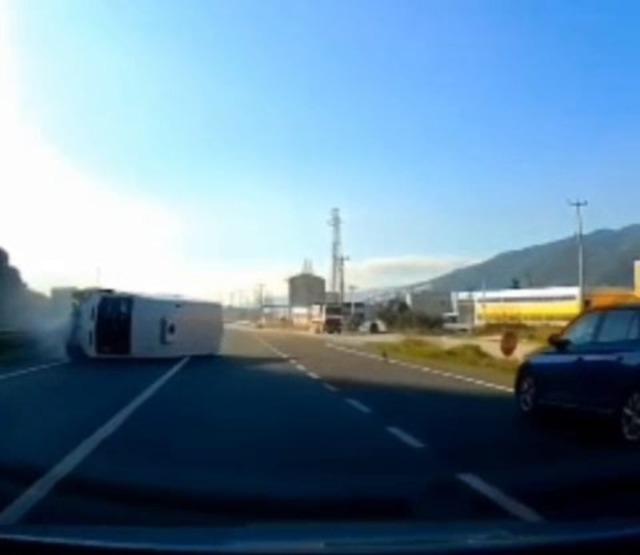 Devrilen minibüs, yolun karşısına geçti 3