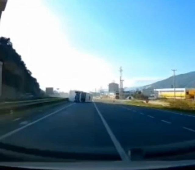 Devrilen minibüs, yolun karşısına geçti 2