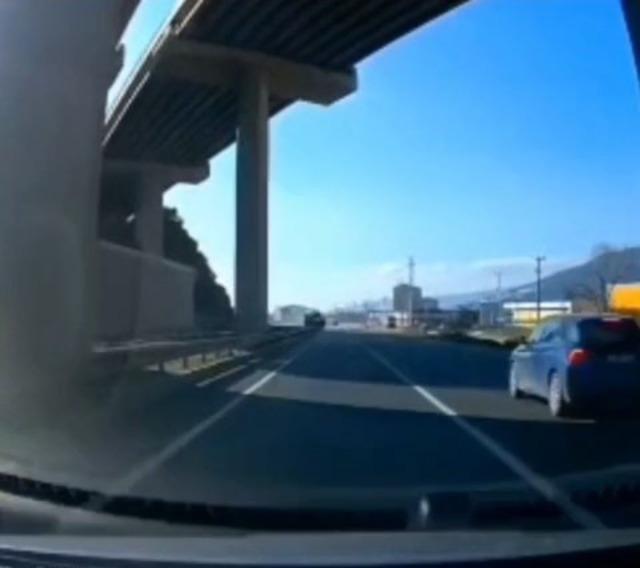 Devrilen minibüs, yolun karşısına geçti 1