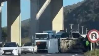 Son dakika: Devrilen minib&uuml;s, yolun karşısına ge&ccedil;ti