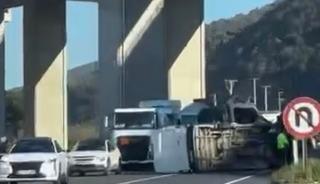 Devrilen minib&uuml;s, yolun karşısına ge&ccedil;ti