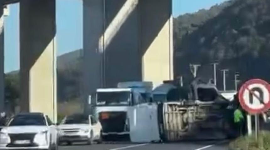 Devrilen minib&uuml;s, yolun karşısına ge&ccedil;ti