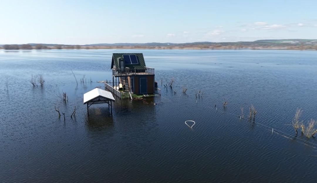 Yasak dinlemediler: Evleri g&ouml;l&uuml;n ortasında kaldı! Hepsi suya battı 3
