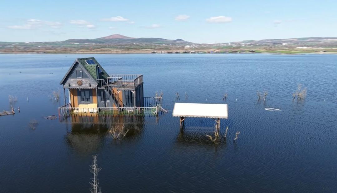 Yasak dinlemediler: Evleri g&ouml;l&uuml;n ortasında kaldı! Hepsi suya battı 4