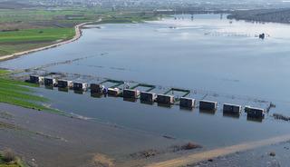 Yasak dinlemediler: Evleri g&ouml;l&uuml;n ortasında kaldı!
