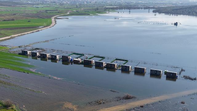Yasak dinlemediler: Evleri g&ouml;l&uuml;n ortasında kaldı!