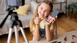 Son dakika: '&Ccedil;ocuklarda makyaj yaygınlaştı' uyarısı: "Pek &ccedil;ok hastalığı &ccedil;ok erken yaşta g&ouml;r&uuml;yoruz!"