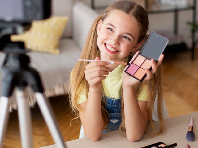 &Ccedil;ocuklarda makyaj yaygınlaştı: "Hastalığı erken yaşta g&ouml;r&uuml;yoruz"