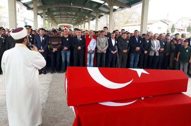 Arkadaşının silahıyla kendini vuran uzman onbaşı toprağa verildi