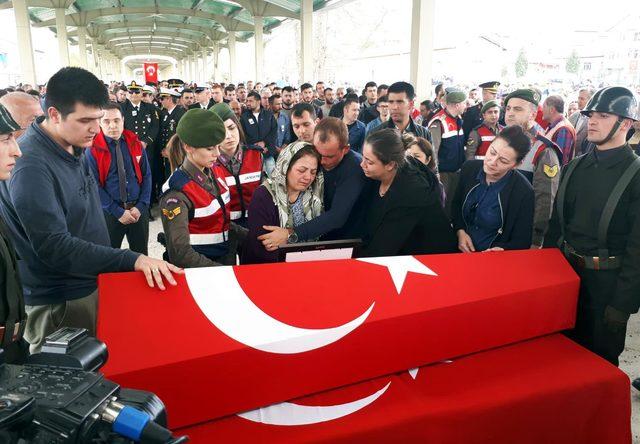 Arkadaşının silahıyla kendini vuran uzman onbaşı toprağa verildi