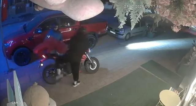 D&uuml;kkanın &ouml;n&uuml;ndeki oyuncak ayıyı &ccedil;aldılar 3