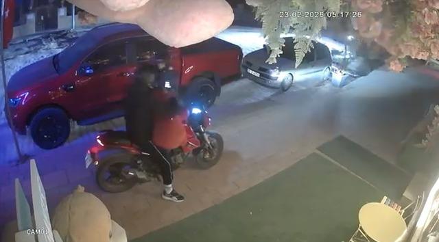 D&uuml;kkanın &ouml;n&uuml;ndeki oyuncak ayıyı &ccedil;aldılar 2