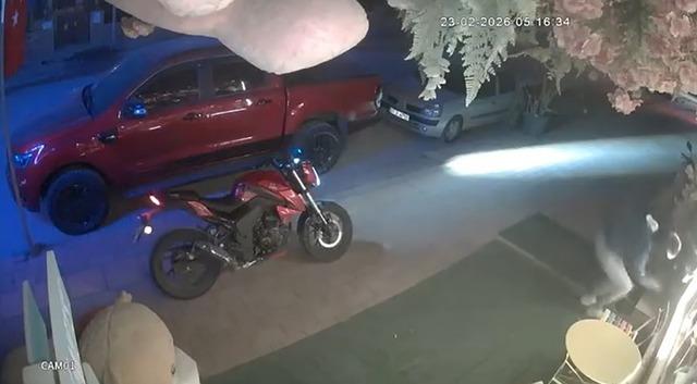 D&uuml;kkanın &ouml;n&uuml;ndeki oyuncak ayıyı &ccedil;aldılar 1